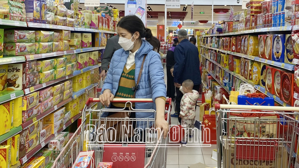 Người dân thành phố Nam Định mua sắm hàng hoá tại siêu thị Go!
