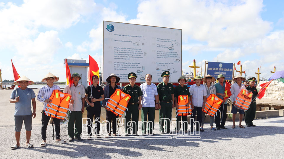 Hội Cựu chiến binh thị trấn Thịnh Long (Hải Hậu) phối hợp với Đồn Biên phòng Cửa khẩu Cảng Hải Thịnh tổ chức tặng Cờ Tổ quốc và áo phao cho ngư dân.