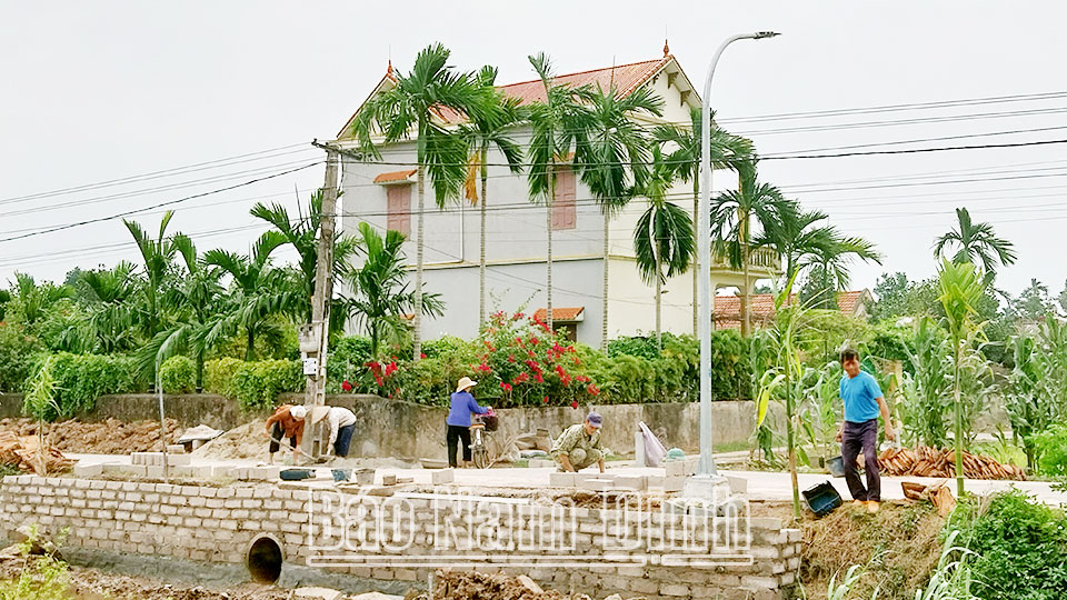 Nhân dân xã Trực Cường (Trực Ninh) tích cực tham gia xây dựng và giám sát các công trình phúc lợi phục vụ đời sống.
Bài và ảnh: Lam Hồng