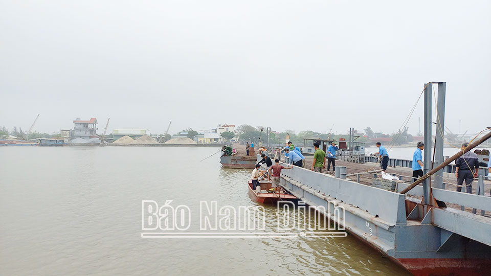 Lực lượng chức năng khắc phục sự cố đâm va tại cầu phao Ninh Cường tháng 3-2023.