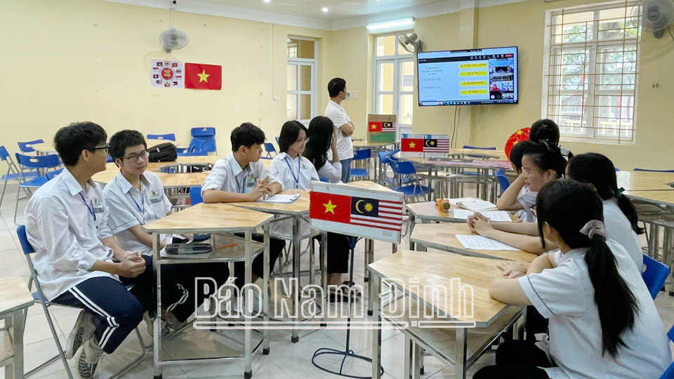 Thầy và trò Trường THPT Nguyễn Khuyến (thành phố Nam Định) trong một giờ học kết nối.