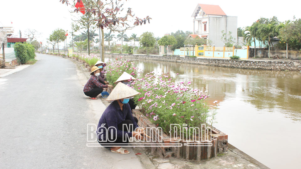 Hội viên nông dân xã Giao Hải đảm nhận trồng và chăm sóc đường hoa, tạo cảnh quan môi trường xanh - sạch - đẹp.