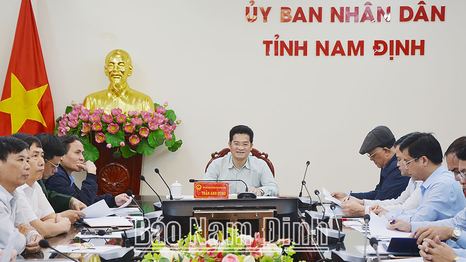 Đồng chí Trần Anh Dũng, Ủy viên Ban TVTU, Phó Chủ tịch Thường trực UBND tỉnh tham gia hội nghị trực tuyến tại điểm cầu tỉnh Nam Định