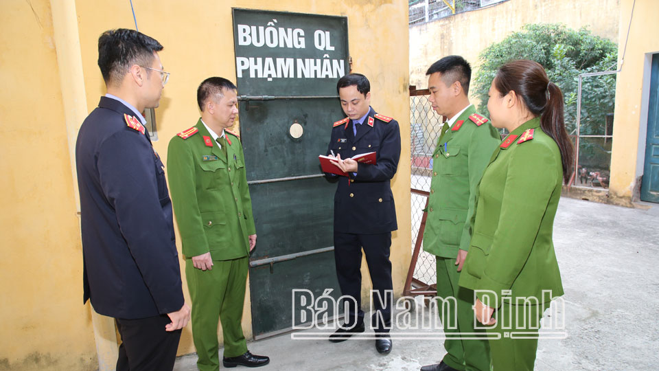 Kiểm sát viên Viện Kiểm sát nhân dân thành phố Nam Định kiểm sát việc giam giữ phạm nhân tại Nhà tạm giữ (Công an thành phố Nam Định).