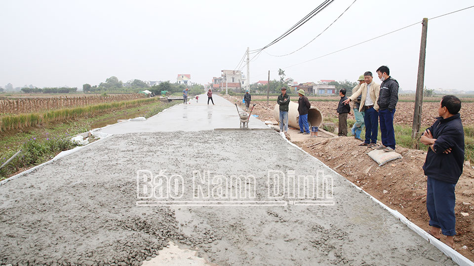 Nhân dân thôn Liêu Hải Thượng, xã Nghĩa Trung làm đường giao thông nông thôn theo tiêu chí nông thôn mới kiểu mẫu.