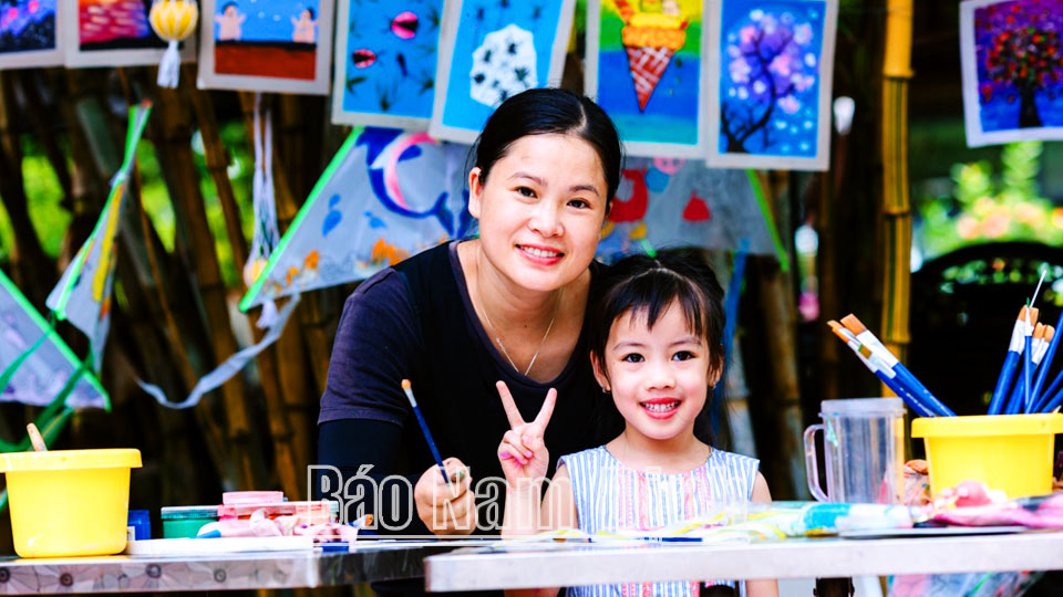 Chị Như Ngọc hướng dẫn trẻ vẽ tranh tại lớp học trải nghiệm hàng tuần.