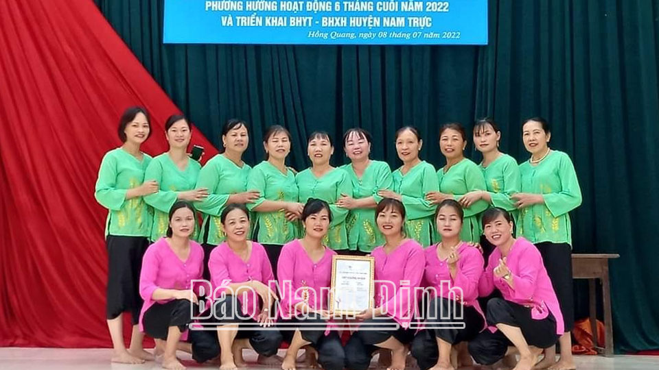 Câu lạc bộ dân vũ xã Hồng Quang tham gia biểu diễn tại các chương trình, sự kiện của xã.