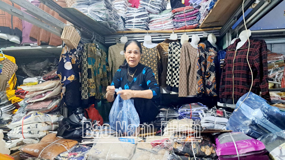 So với mọi năm, mặt hàng quần áo bình dân tại chợ Rồng (thành phố Nam Định) bán chậm, vì vậy tiểu thương tích cực bắt nhịp xu thế bán hàng để thích ứng với nhu cầu người tiêu dùng.