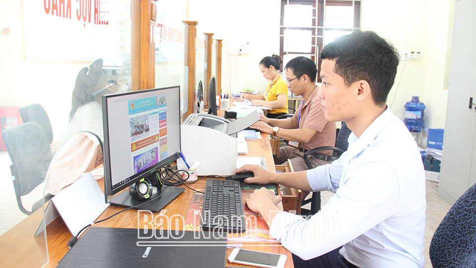 Cán bộ xã Quang Trung (Vụ Bản) ứng dụng công nghệ thông tin trong giải quyết thủ tục hành chính.