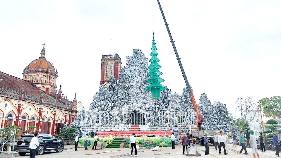 Giáo dân giáo xứ Tang Điền, xã Hải Chính (Hải Hậu) trang hoàng chuẩn bị cho Đại lễ Noel năm 2023.
Bài và ảnh: Lam Hồng
