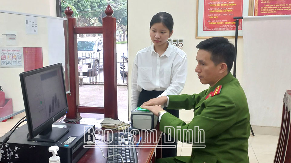 Công an thành phố Nam Định thực hiện lăn dấu vân tay cấp căn cước công dân gắn chíp điện tử cho người dân trên địa bàn.