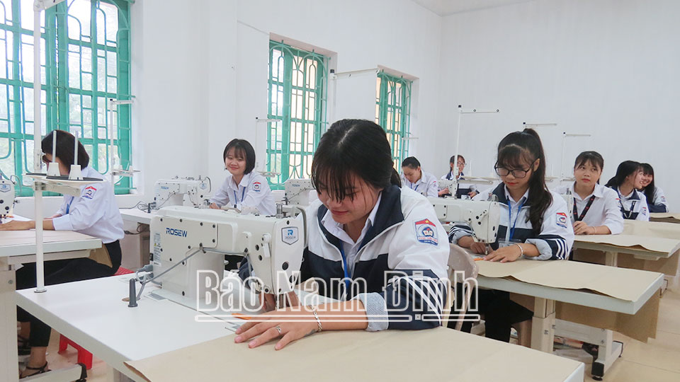 Học sinh Trung tâm Giáo dục nghề nghiệp - Giáo dục thường xuyên huyện Giao Thủy trong một buổi học nghề may.