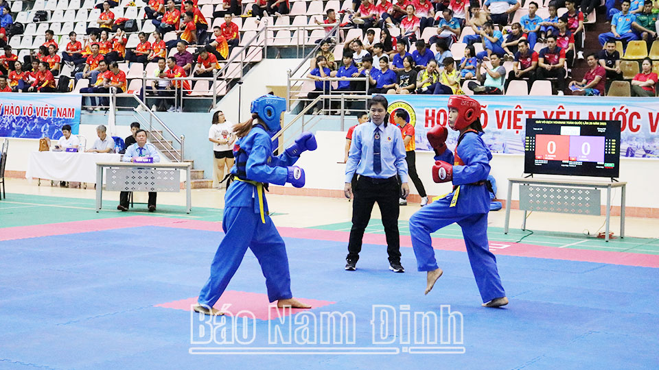 Vận động viên Nam Định và vận động viên Đà Nẵng 
thi đấu đối kháng tại Giải Vô địch Vovinam 
toàn quốc năm 2023.