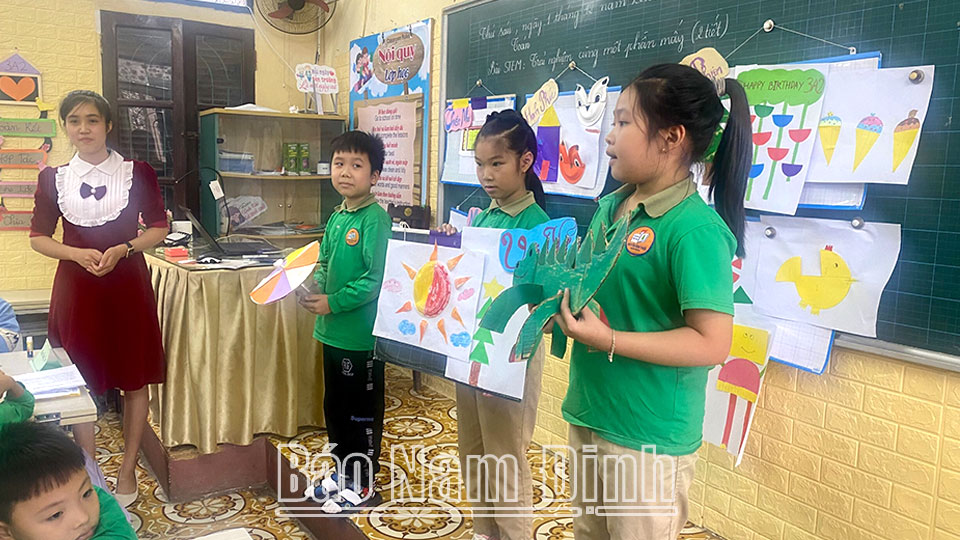 Cô và trò Trường Tiểu học Nguyễn Văn Trỗi 
(thành phố Nam Định) trong một giờ học 
theo phương pháp giáo dục STEM.
