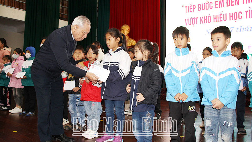 Hội Khuyến học tỉnh trao học bổng cho các em học sinh có hoàn cảnh khó khăn của huyện Trực Ninh.