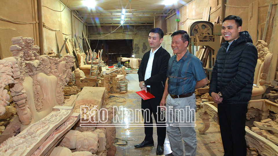 Với trợ lực từ vốn Agribank Chi nhánh Hải Hậu, gia đình anh Phạm Văn Chiểu ở xã Hải Minh đã phát triển xưởng đồ gỗ mỹ nghệ Thoa Chiểu có doanh thu hàng chục tỷ đồng mỗi năm.
Bài và ảnh: Đức Toàn