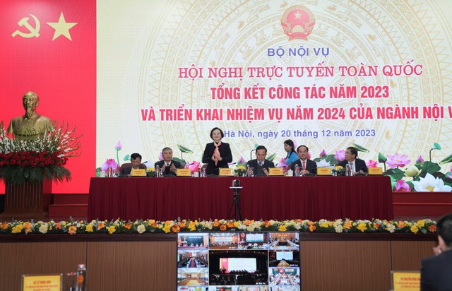 Phó Thủ t ướng Trần Lưu Quang và lãnh đạo Bộ Nội vụ chủ trì Hội nghị.