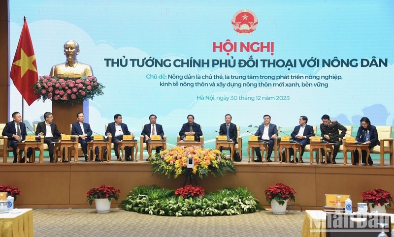 Thủ tướng Phạm Minh Chính và lãnh đạo các bộ, ban ngành đối thoại với nông dân.