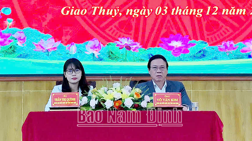 Các đồng chí: Võ Văn Kim, Chủ tịch Trung ương Hội Cựu Thanh niên xung phong Việt Nam; Trần Thị Quỳnh, giáo viên Trường THPT Nguyễn Khuyến (thành phố Nam Định) tiếp xúc cử tri huyện Giao Thủy. Ảnh  Ngọc Linh 