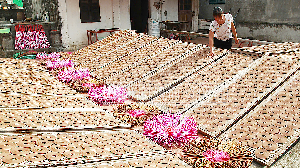 Giữ gìn nghề làm hương truyền thống