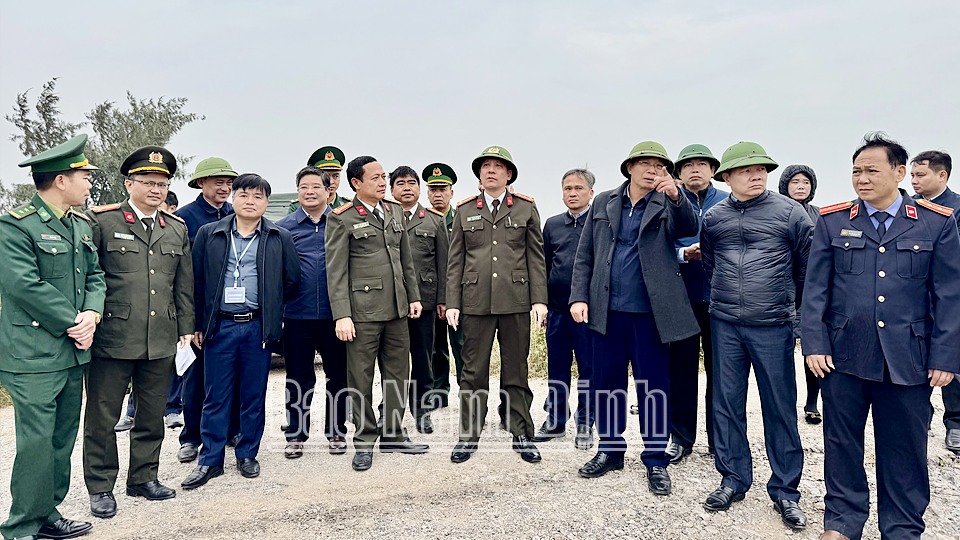 Lãnh đạo huyện Nghĩa Hưng và Công an tỉnh cùng các lực lượng liên quan kiểm tra, chỉ đạo công tác bảo đảm an ninh trật tự phục vụ công tác thu hồi đất, giải phóng mặt bằng tại khu vực Cồn Xanh.