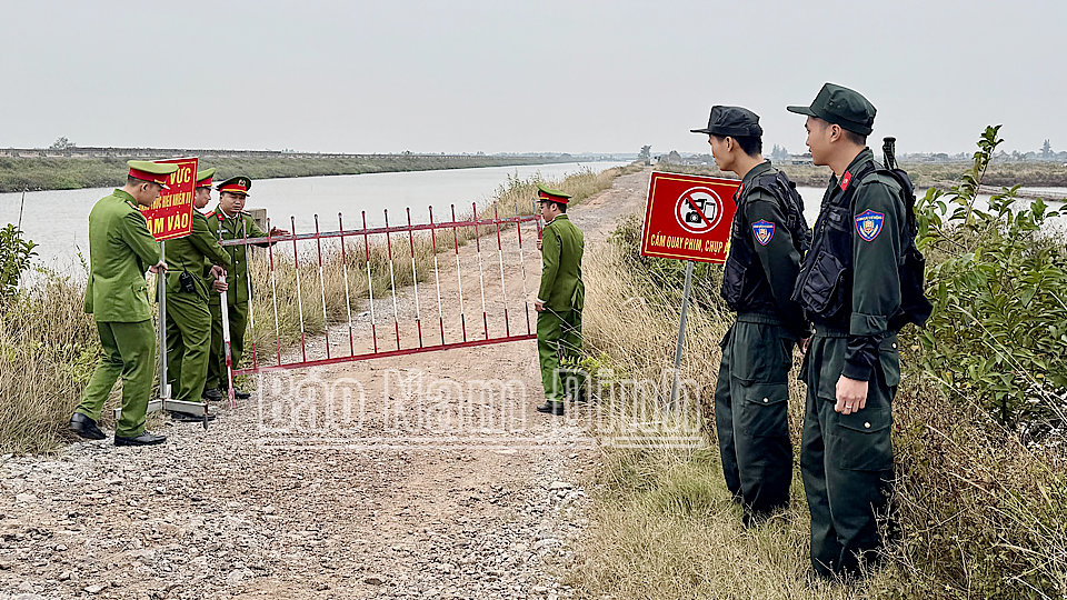 Tổ chức chốt trực, bảo đảm an ninh trật tự phục vụ công tác thu hồi đất, giải phóng mặt bằng tại khu vực Cồn Xanh.