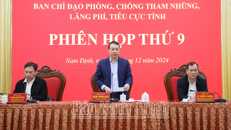 Đồng chí Đặng Khánh Toàn, Bí thư Tỉnh ủy, Trưởng Ban Chỉ đạo phòng, chống tham nhũng, lãng phí, tiêu cực tỉnh phát biểu tại phiên họp. 