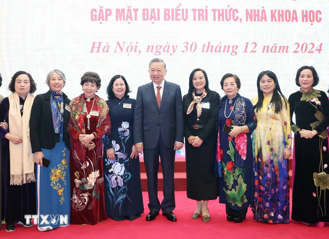 Tổng Bí thư Tô Lâm và các đại biểu tri thức, nhà khoa học. (Ảnh: Thống Nhất/TTXVN)

