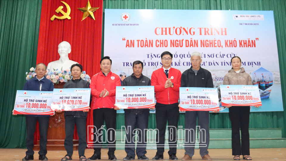 Lãnh đạo Trung ương Hội Chữ thập đỏ Việt Nam và Hội Chữ thập đỏ tỉnh trao tặng sinh kế cho ngư dân có hoàn cảnh khó khăn huyện Hải Hậu. 