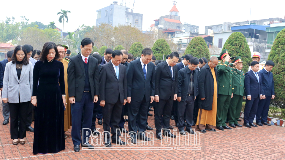 Các đồng chí lãnh đạo tỉnh và thành phố Nam Định dâng hương, đặt vòng hoa tưởng nhớ công lao các Anh hùng Liệt sĩ tại Nghĩa trang Liệt sĩ thành phố Nam Định.