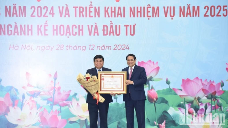 Thủ tướng Phạm Minh Chính trao Huân chương Lao động hạng Nhất tặng Bộ trưởng Kế hoạch và Đầu tư Nguyễn Chí Dũng.