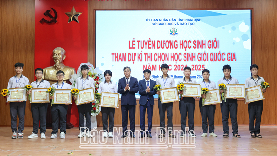 Lễ tuyên dương học sinh giỏi tham dự Kỳ thi chọn học sinh giỏi quốc gia năm học 2024-2025