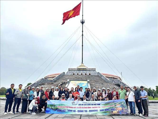 Đoàn khảo sát du lịch (FAM-trip) tham quan Cột cờ tại Di tích quốc gia đặc biệt Đôi bờ Hiền Lương - Bến Hải. (Ảnh TTXVN)