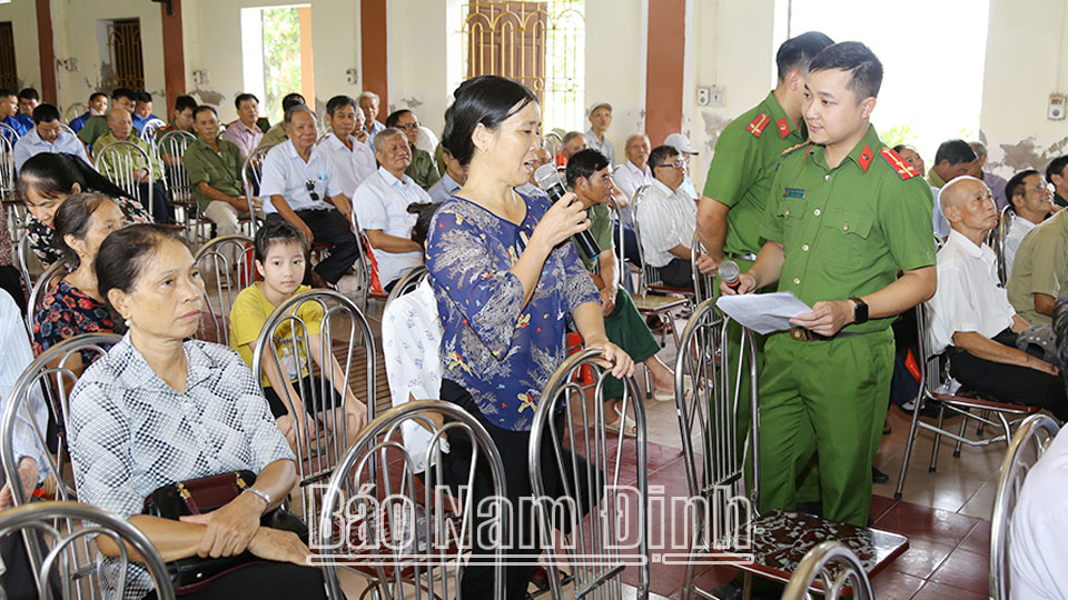 Thanh niên Công an tỉnh
xung kích tình nguyện vì nhân dân phục vụ