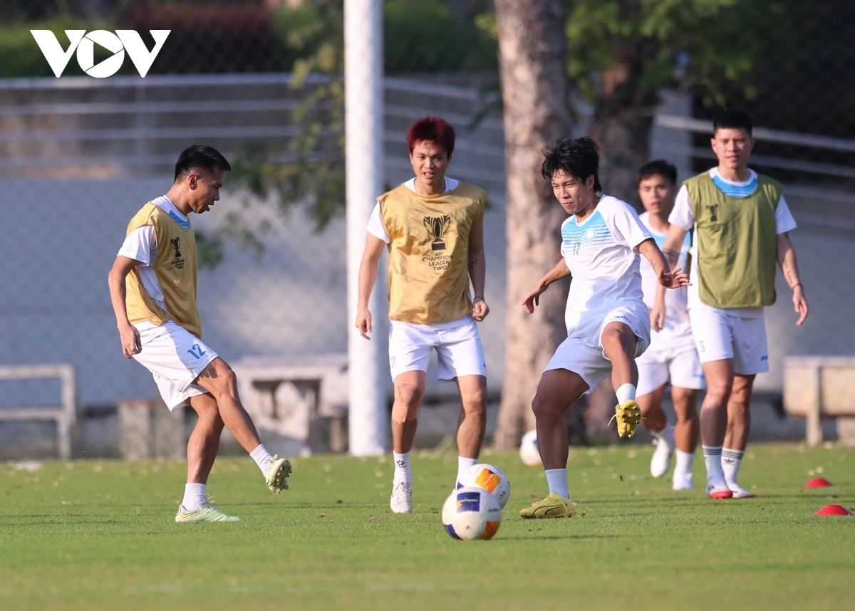 Các cầu thủ Nam Định tập luyện tại Thái Lan trước ngày đấu Bangkok United. 