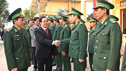 Đồng chí Phó Bí thư Thường trực Tỉnh ủy thăm, chúc Tết Đảng bộ, nhân dân huyện Giao Thủy; cán bộ, chiến sĩ các Đồn Biên phòng: Ba Lạt, Quất Lâm và gia đình chính sách tiêu biểu