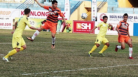 Vòng ba Giải bóng đá vô địch quốc gia V-League 2014: Đội Hà Nội T&amp;T thua V.Ninh Bình 1-3 trên sân nhà
