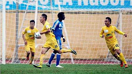 Vòng 11 Giải bóng đá vô địch quốc gia V-League 2014: Đội Thanh Hóa giữ vững ngôi đầu, đội B.Bình Dương vươn lên vị trí thứ hai