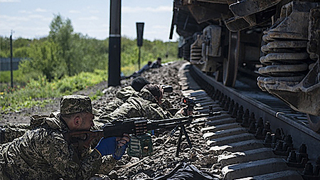 Slavyansk bị vây chặt, chạm súng dữ dội ở Mariupol