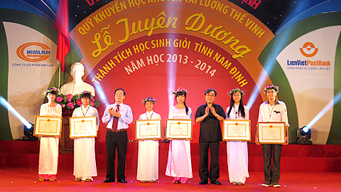 Tuyên dương học sinh giỏi năm học 2013-2014