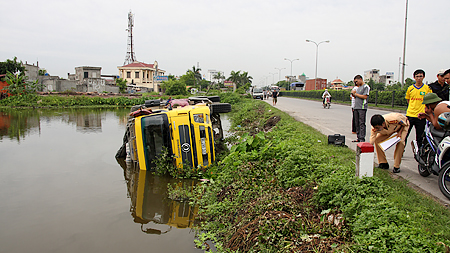 Mất lái, xe tải lộn nhào xuống ao