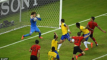 Mexico hòa chủ nhà Brazil 0-0 sau 90 phút đầy kịch tính