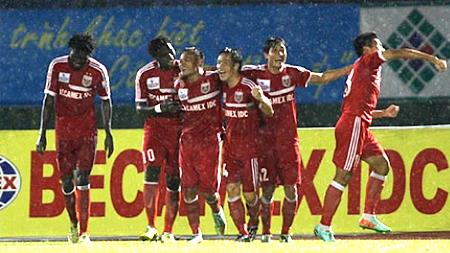 V-league 2014 vòng 18: Thắng HN T&amp;T 2-0, B. Bình Dương tiến gần ngôi vô địch