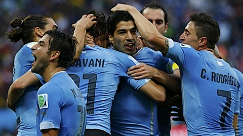 Suarez tỏa sáng, Uruguay thắng Anh 2-1 trong trận tử chiến