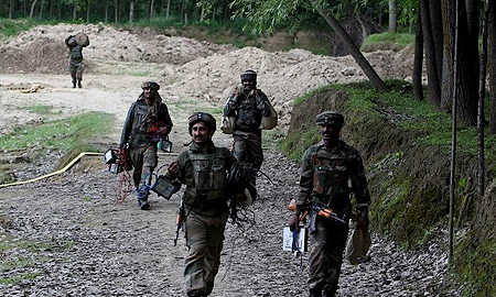 Binh sĩ Ấn Độ, Pakistan đấu pháo tại biên giới Kashmir