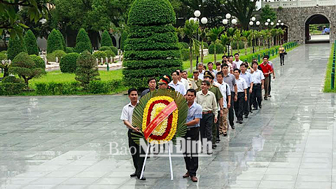 Đoàn đại biểu tỉnh ta dâng hương tưởng niệm tại Tượng đài Chiến thắng và các Nghĩa trang liệt sĩ ở Điện Biên