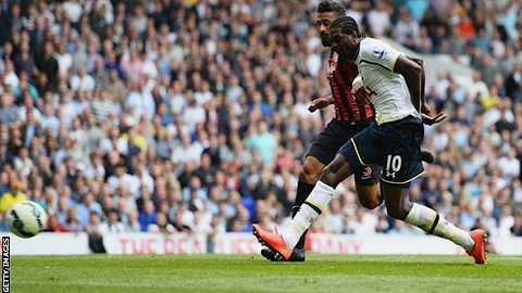 Vòng 2 giải Ngoại hạng Anh Thắng đậm QPR 4-0, Tottenham vươn lên đầu bảng