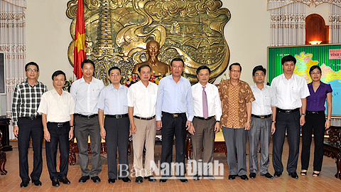 Đồng chí Chủ tịch Uỷ ban nhân dân tỉnh làm việc với Đoàn Trưởng cơ quan đại diện Việt Nam ở nước ngoài