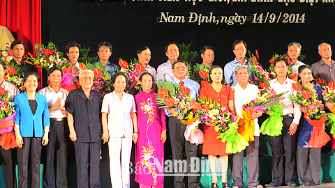 Đồng chí Phó Chủ tịch nước Nguyễn Thị Doan trao học bổng cho học sinh và sinh viên nghèo học giỏi