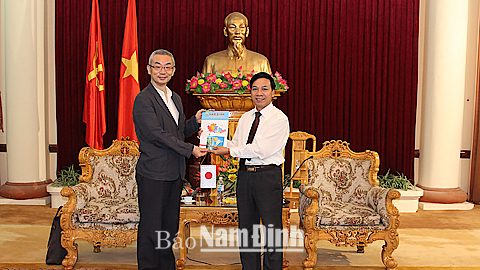 Đồng chí Trần Văn Chung, Phó Bí thư Tỉnh ủy tiếp Đoàn chuyên gia cao cấp của Viện Nhân sự Quốc gia Nhật Bản